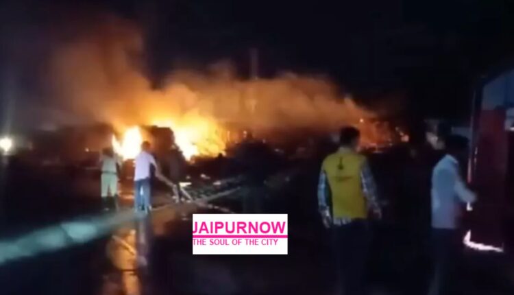 राजस्थान के जयपुर-अजमेर हाईवे पर मौजमाबाद के पास देर रात गैस सिलिंडर से भरे ट्रक में टक्कर के बाद बड़ा धमाका हुआ। आग लगने से हाईवे पर अफरा-तफरी मच गई, लेकिन समय रहते दमकल कर्मियों ने स्थिति पर काबू पा लिया। मुख्यमंत्री और उपमुख्यमंत्री ने राहत कार्यों की निगरानी की।