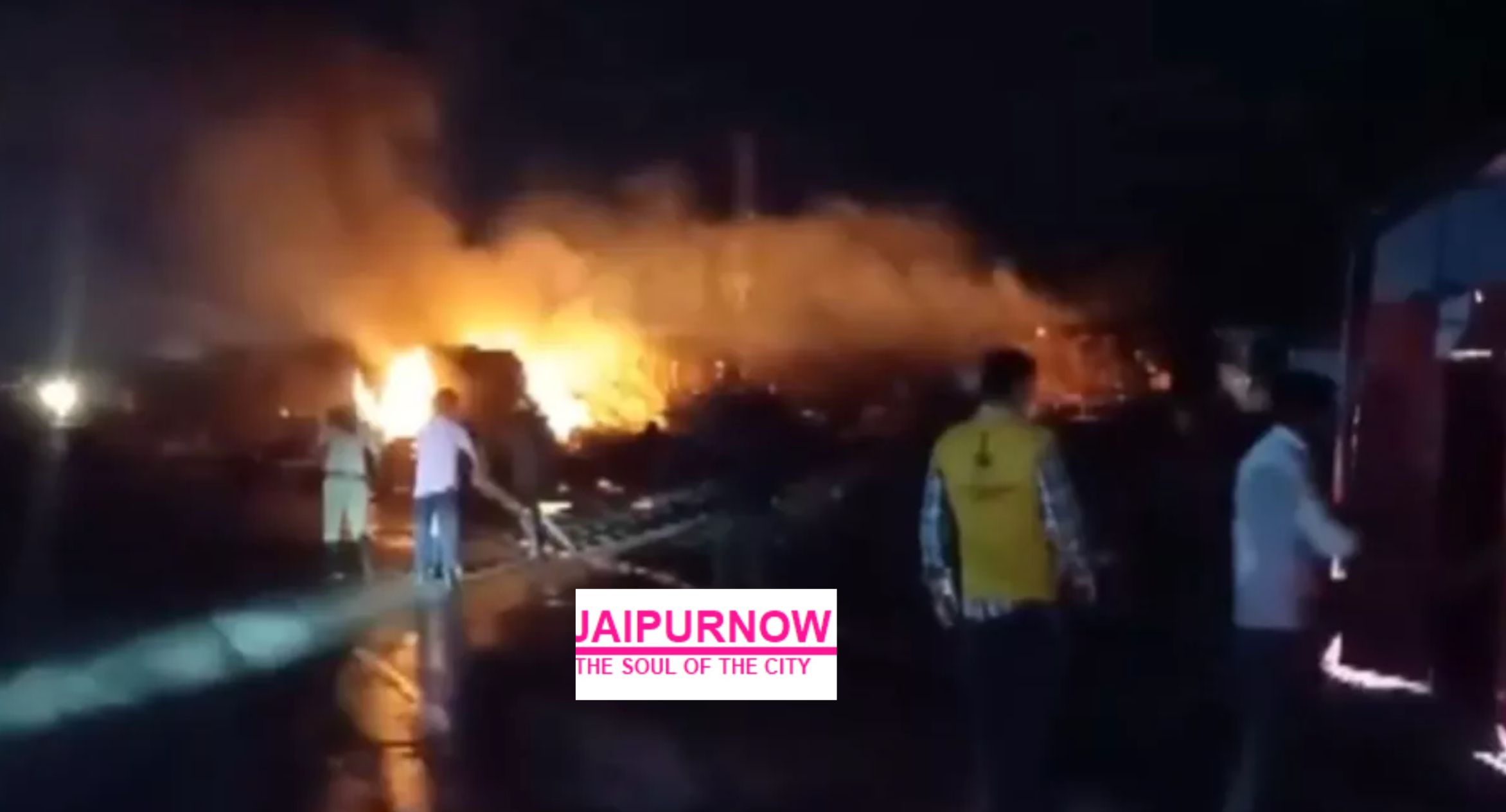 राजस्थान के जयपुर-अजमेर हाईवे पर मौजमाबाद के पास देर रात गैस सिलिंडर से भरे ट्रक में टक्कर के बाद बड़ा धमाका हुआ। आग लगने से हाईवे पर अफरा-तफरी मच गई, लेकिन समय रहते दमकल कर्मियों ने स्थिति पर काबू पा लिया। मुख्यमंत्री और उपमुख्यमंत्री ने राहत कार्यों की निगरानी की।