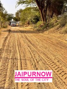 जयपुर में रास्ता खोलो अभियान के तहत 1,508 ग्रामीण सड़कों के उद्घाटन समारोह में फीता काटते जनप्रतिनिधि और नई बनी सड़क पर चलती स्कूल बस जयपुर में 1,508 रास्ते खुले – रास्ता खोलो अभियान से ग्रामीण विकास की नई शुरुआत